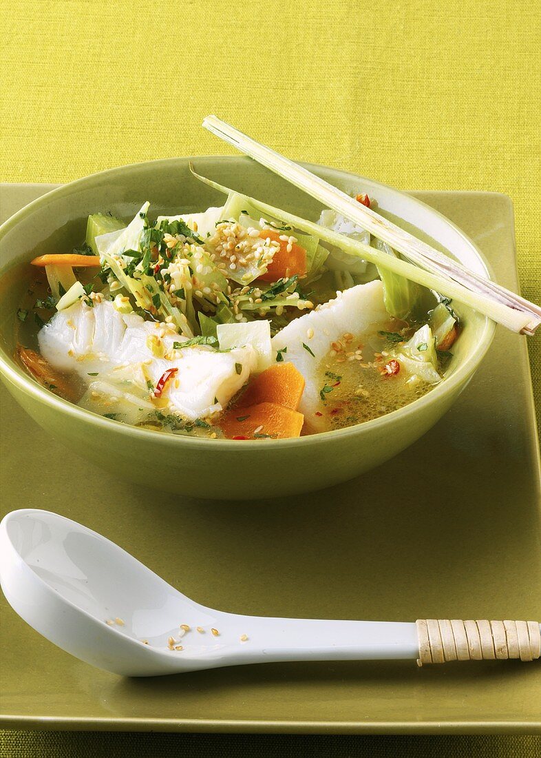 Asiatische Fischsuppe mit Gemüse