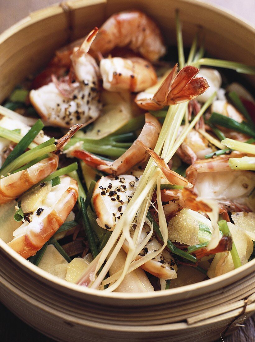 Tom su cua hap (Steamed shrimps with coriander, Vietnam)