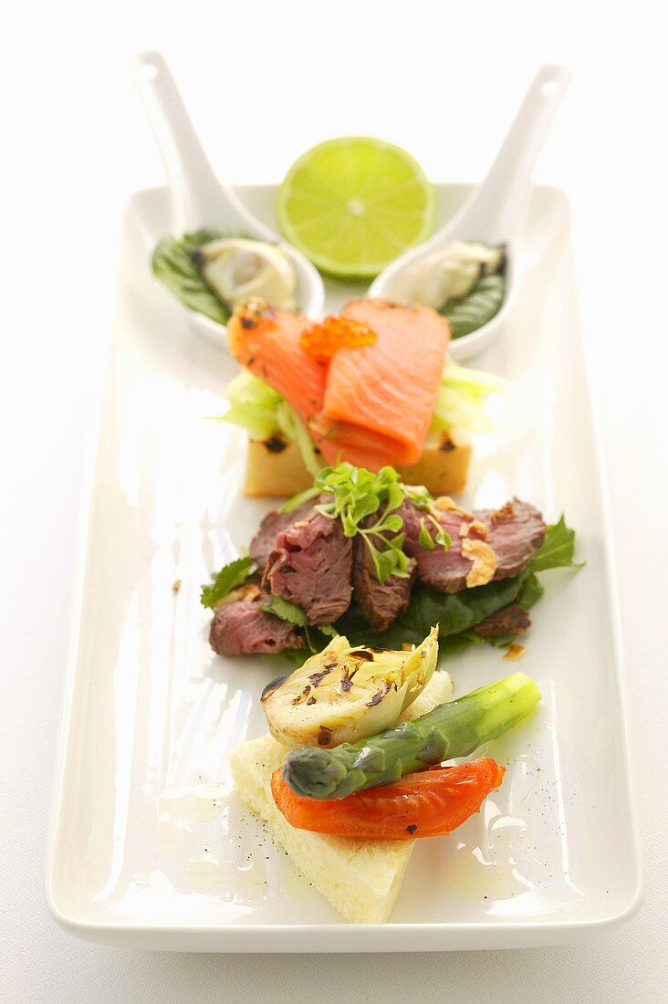 Vorspeisenplatte mit Fisch, Gemüse und Fleisch