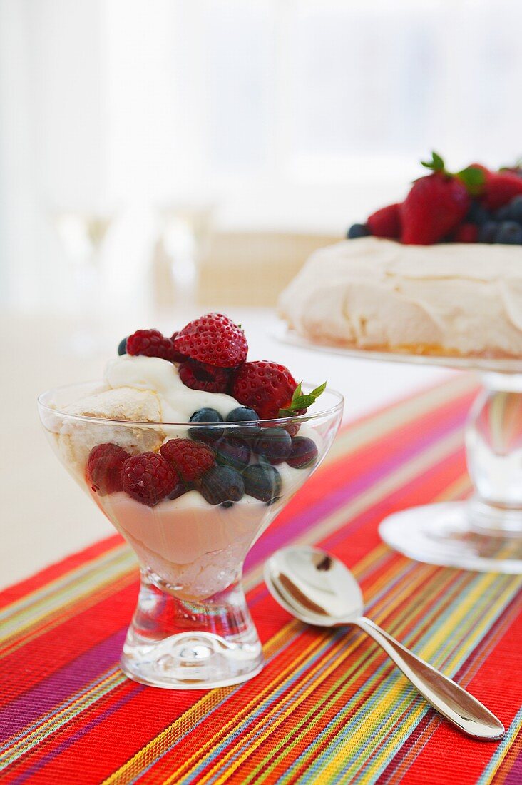 Pavlova mit Beeren