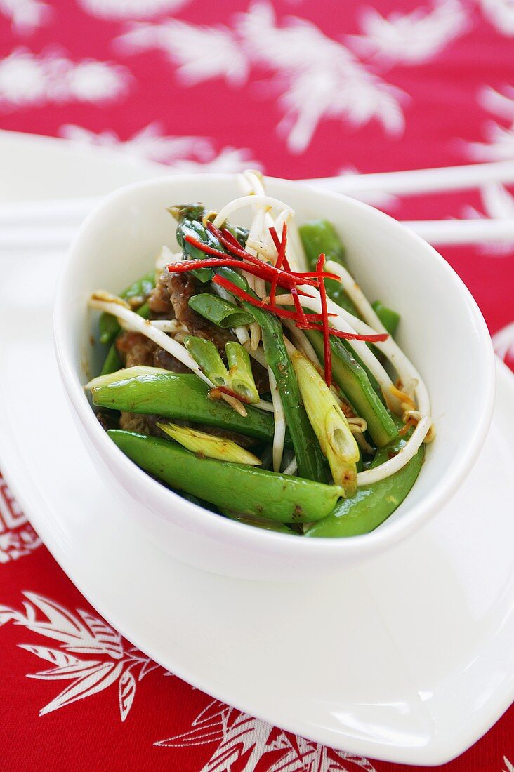 Pork with sugar snap peas and spring onions (China)