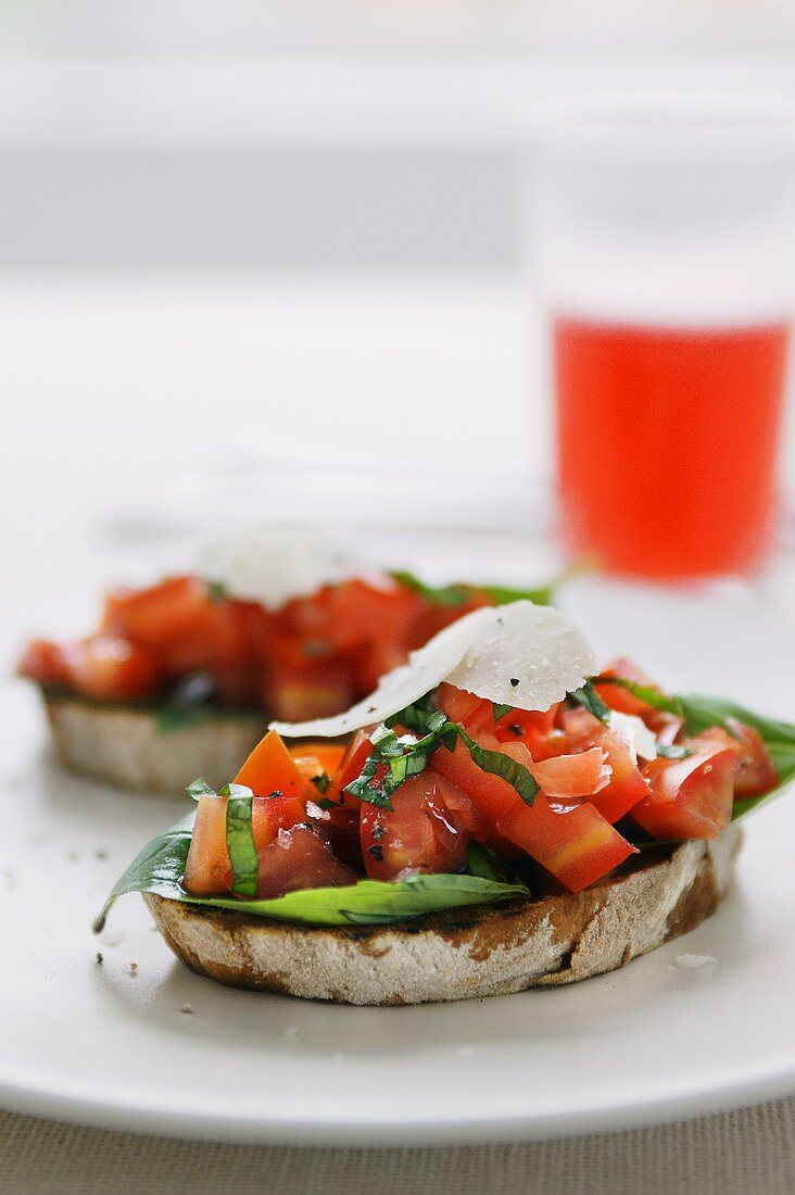 Bruschetta mit Tomaten und Basilikum