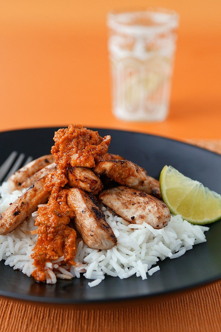 Spicy chicken with mango sauce and rice (India)