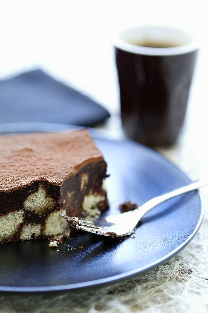 Stück Schokoladenkuchen mit Feigen, angebissen