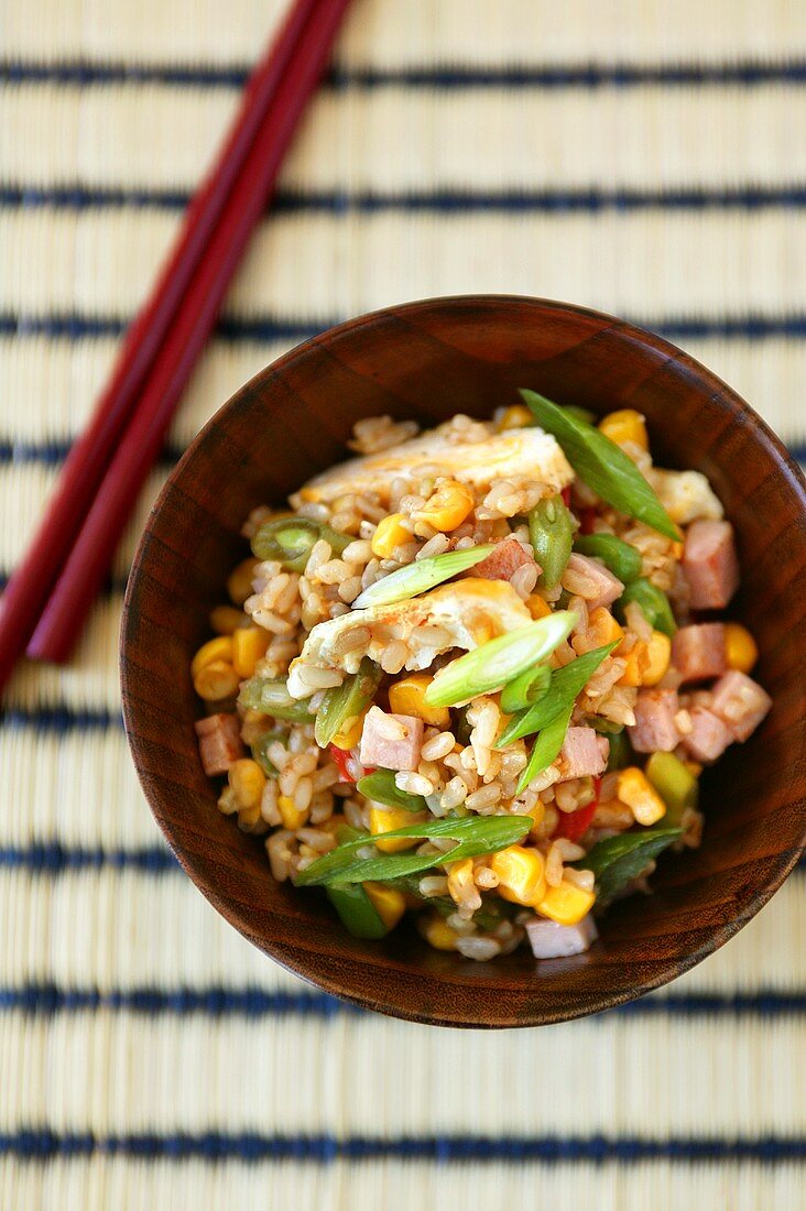 Fried rice with sweetcorn and spring onions (China)