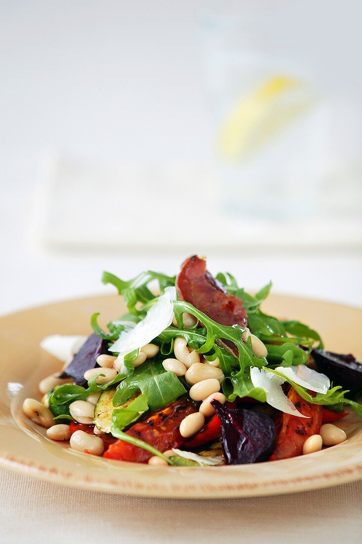 Salat mit Grillgemüse, Bohnen und Rucola