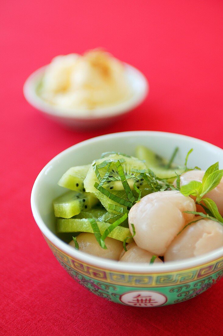 Lychees und Kiwis mit Minze (China)