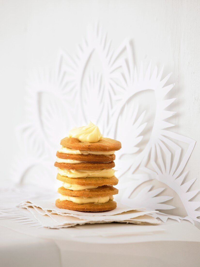 Biscuits layered with white chocolate cream