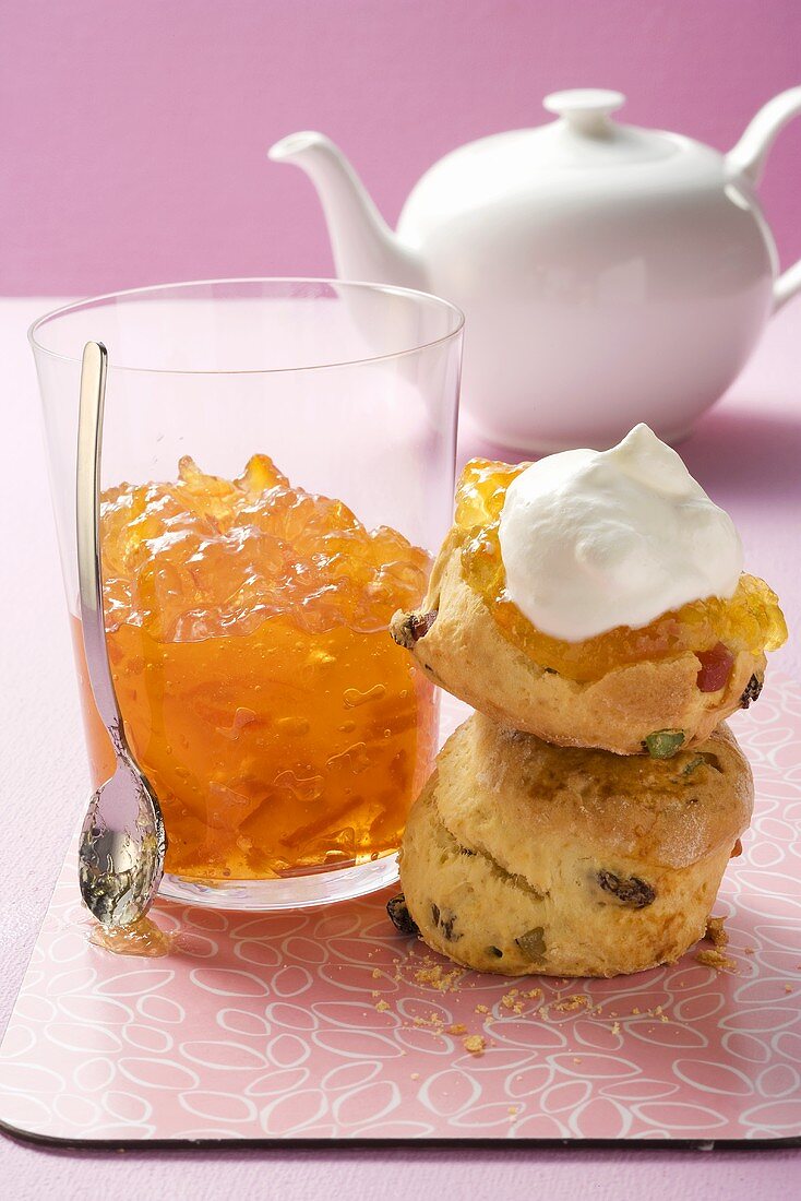 Früchte-Scones mit Sahne und Marmelade