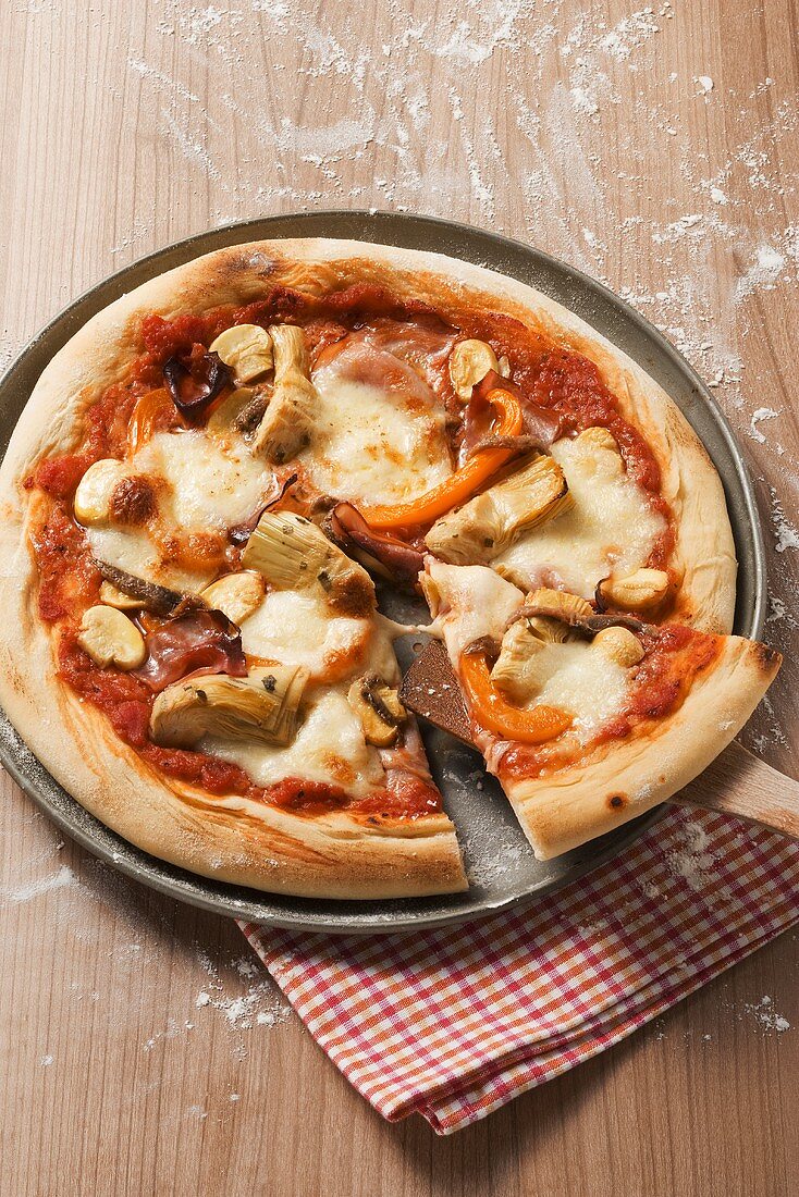 Pizza Capricciosa (Pizza mit Schinken und Artischocken)