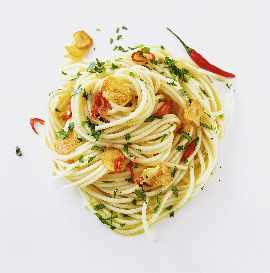Spaghetti with garlic, chili and parsley