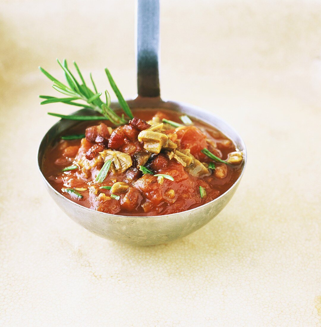 Tomatensauce mit Speck, Pilzen und Rosmarin auf Kelle