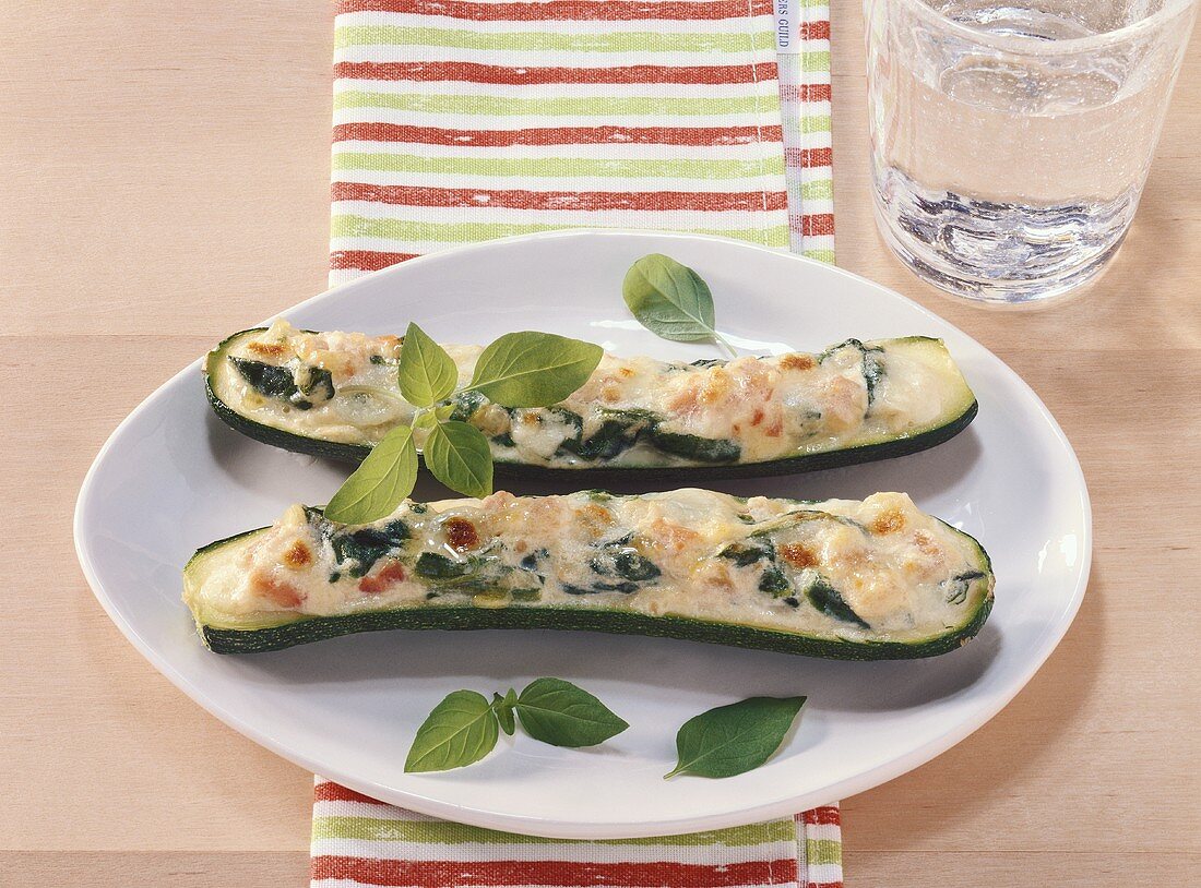 Zucchini mit Spinat-Käse-Füllung