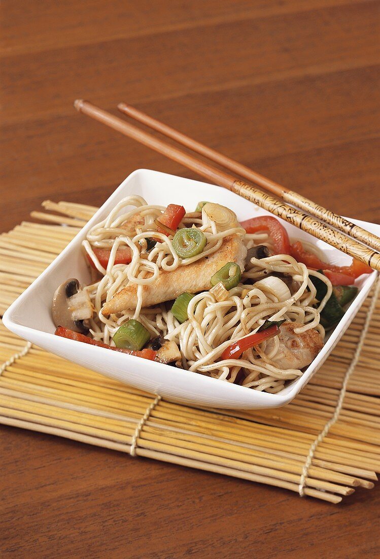 Fried noodles with chicken and vegetables (Asia)