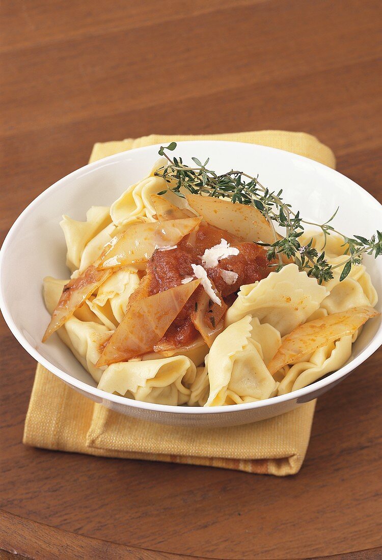 Tortellini mit Spitzkohl und Tomaten