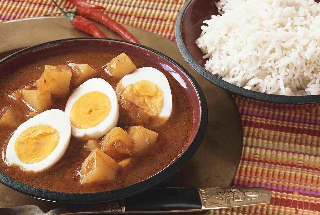 Potato curry with eggs and rice (India)