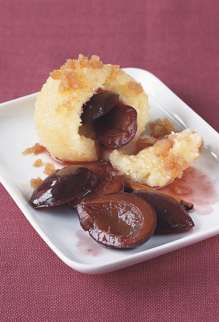 Zwetschgenknödel mit Bröselbutter