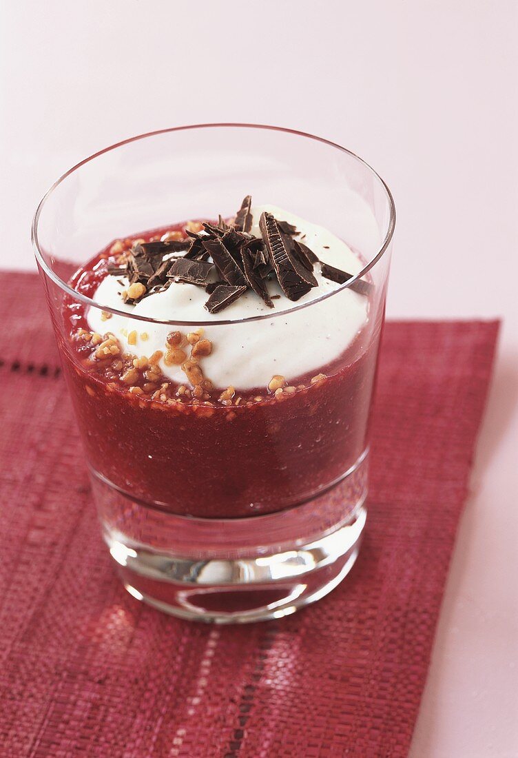 Apfel-Pflaumenmus-Dessert mit Sahne, Schokolade und Krokant