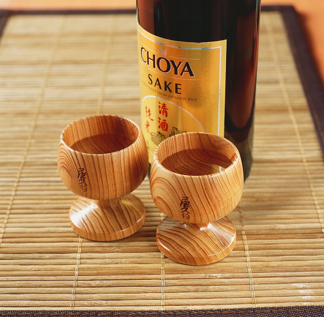 Sake in Flasche und Holzbechern