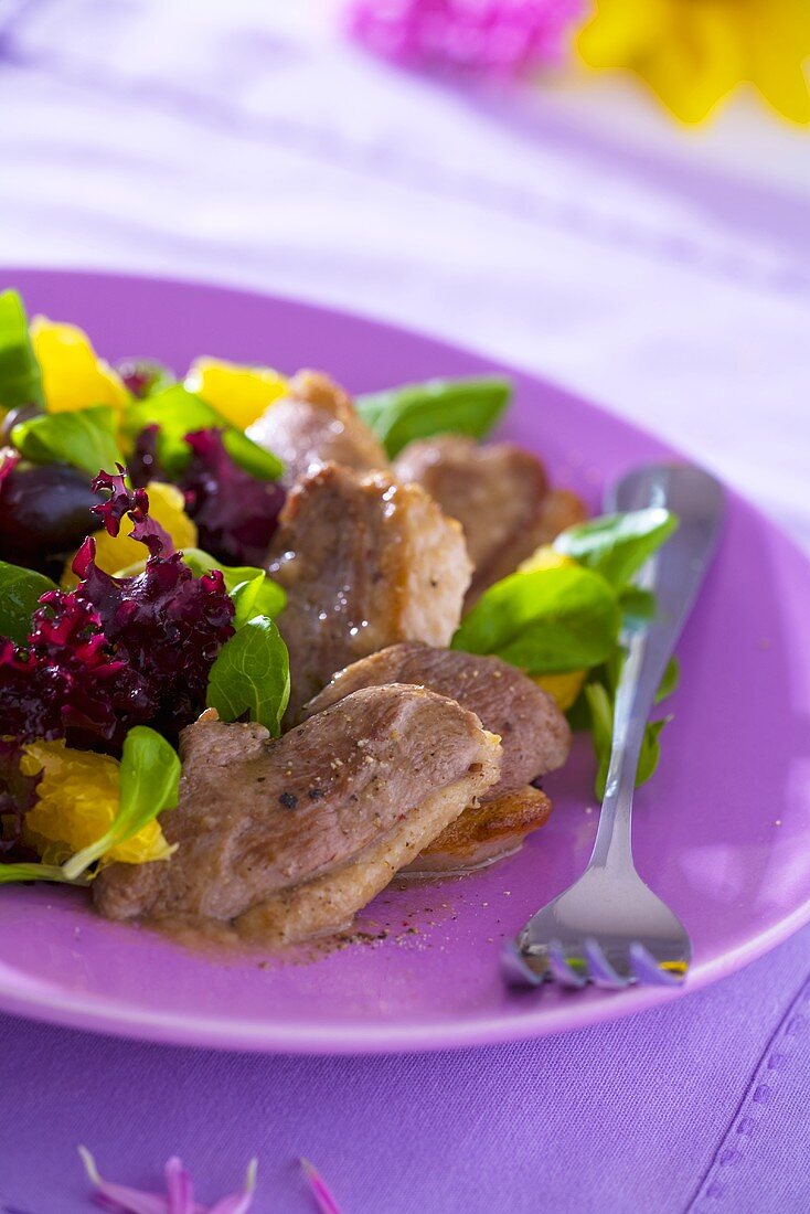 Entenbrust mit Blattsalat und Orangen