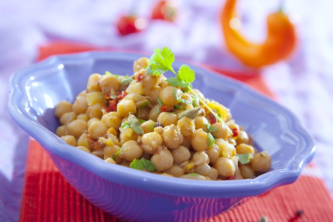 Chick-peas with chillies, herbs, coconut milk (India)