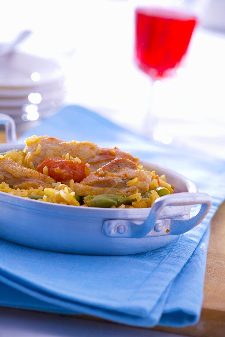 Paella mit Hähnchen, grünen Bohnen und Tomaten