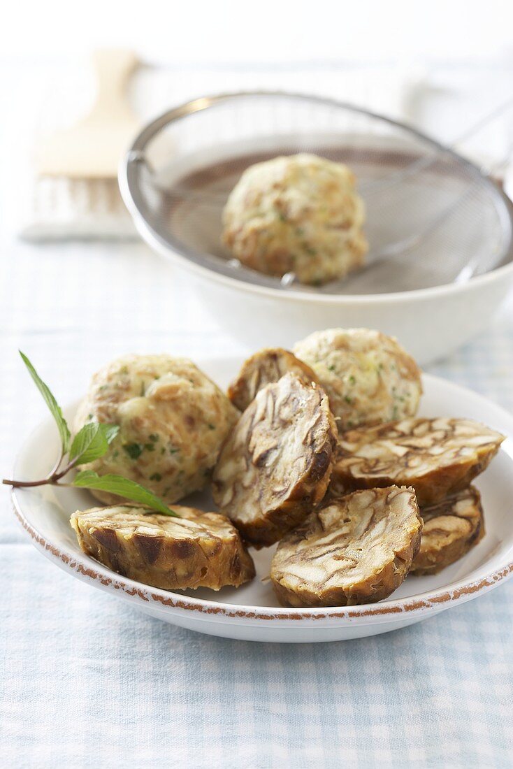 Brezenknödel und Semmelknödel