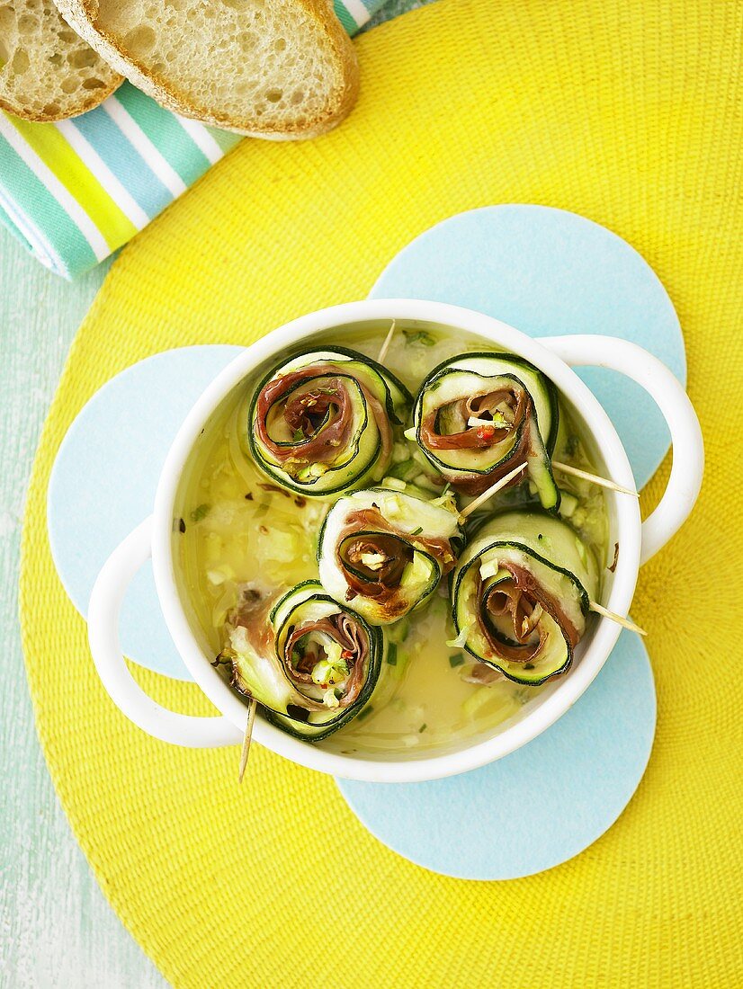 Zucchini-Röllchen mit Mozzarella und Parmaschinken
