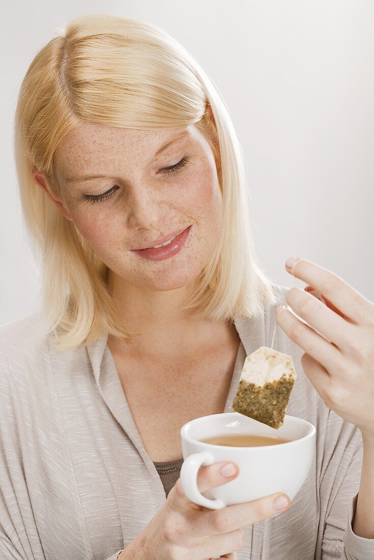 Blonde Frau mit Teetasse