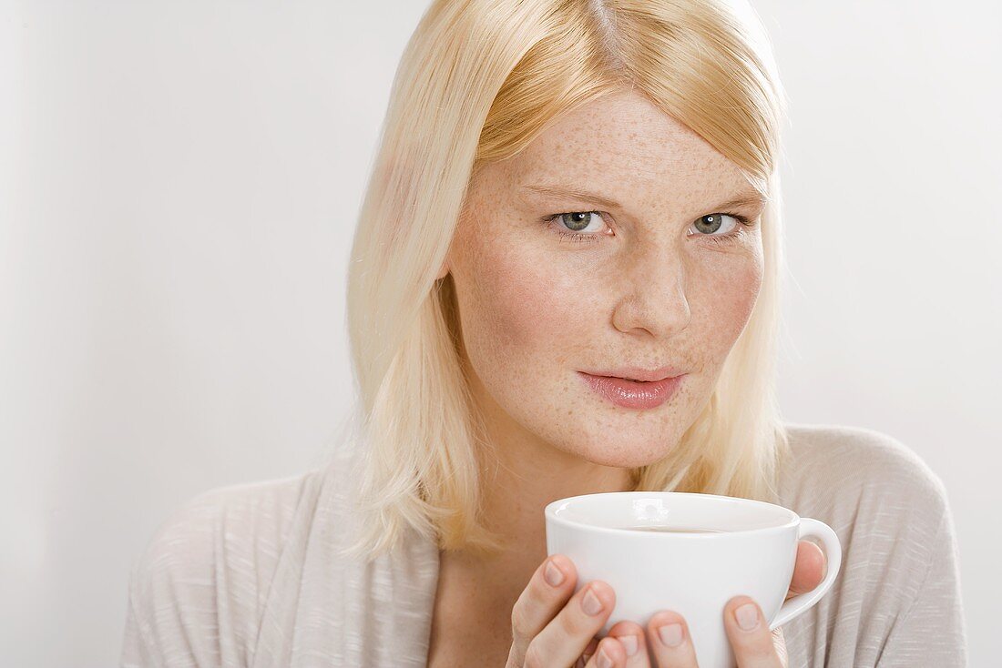 Blonde Frau mit Teetasse