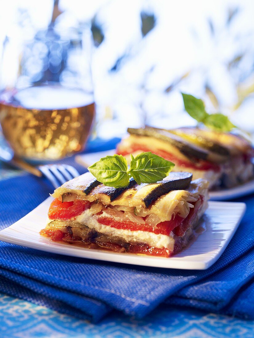 Ein Stück Moussaka auf weißem Teller