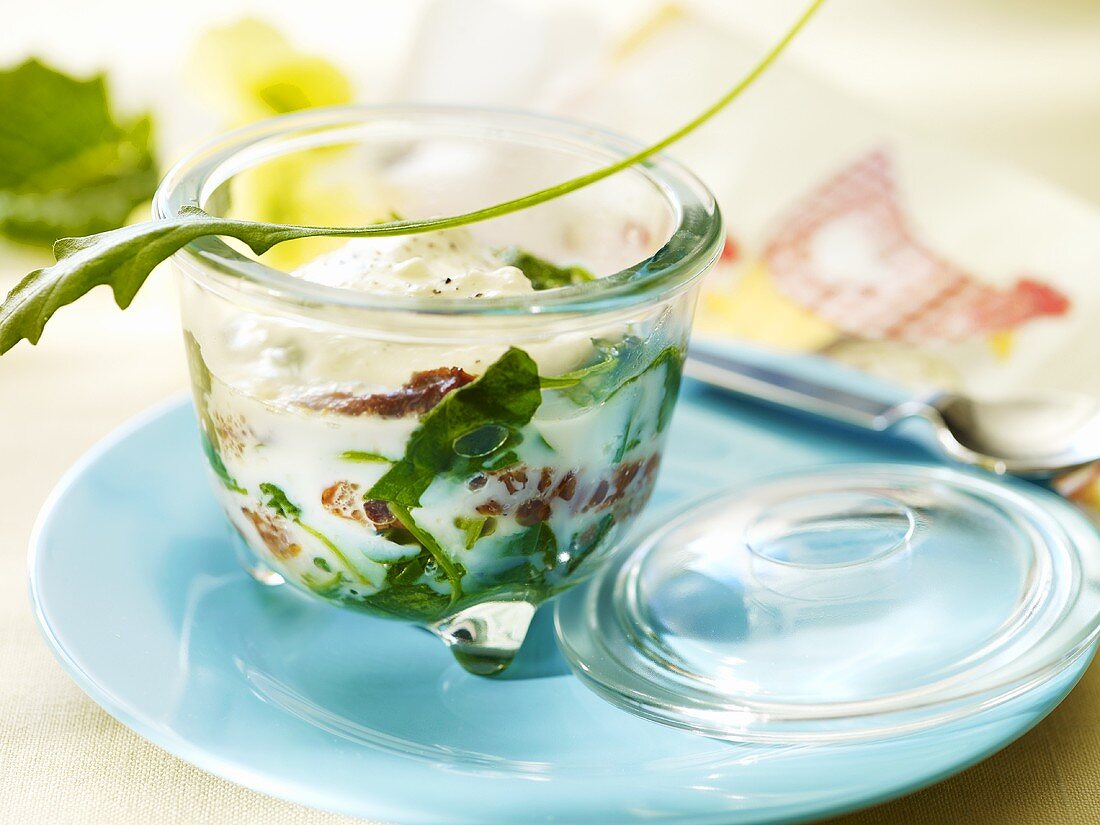 Oeuf cocotte (Ei mit Creme fraiche, Schinken und Rucola)