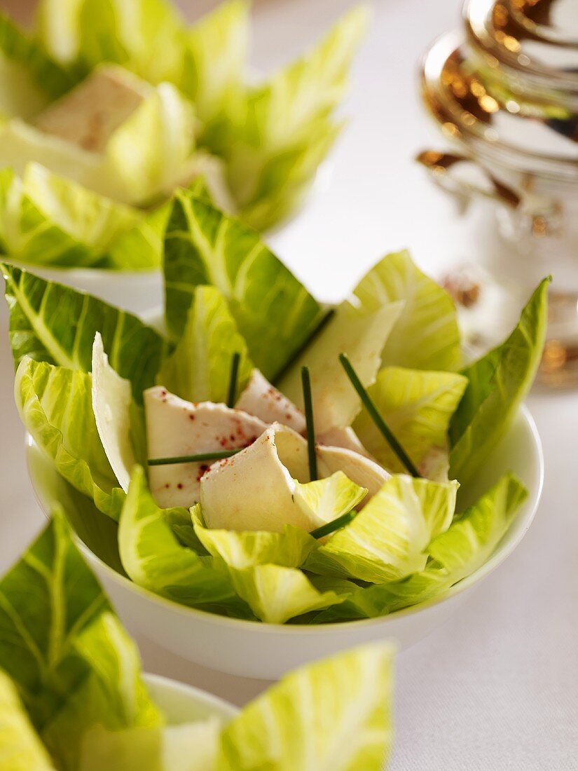 Caesar Salat im Porzellanschälchen