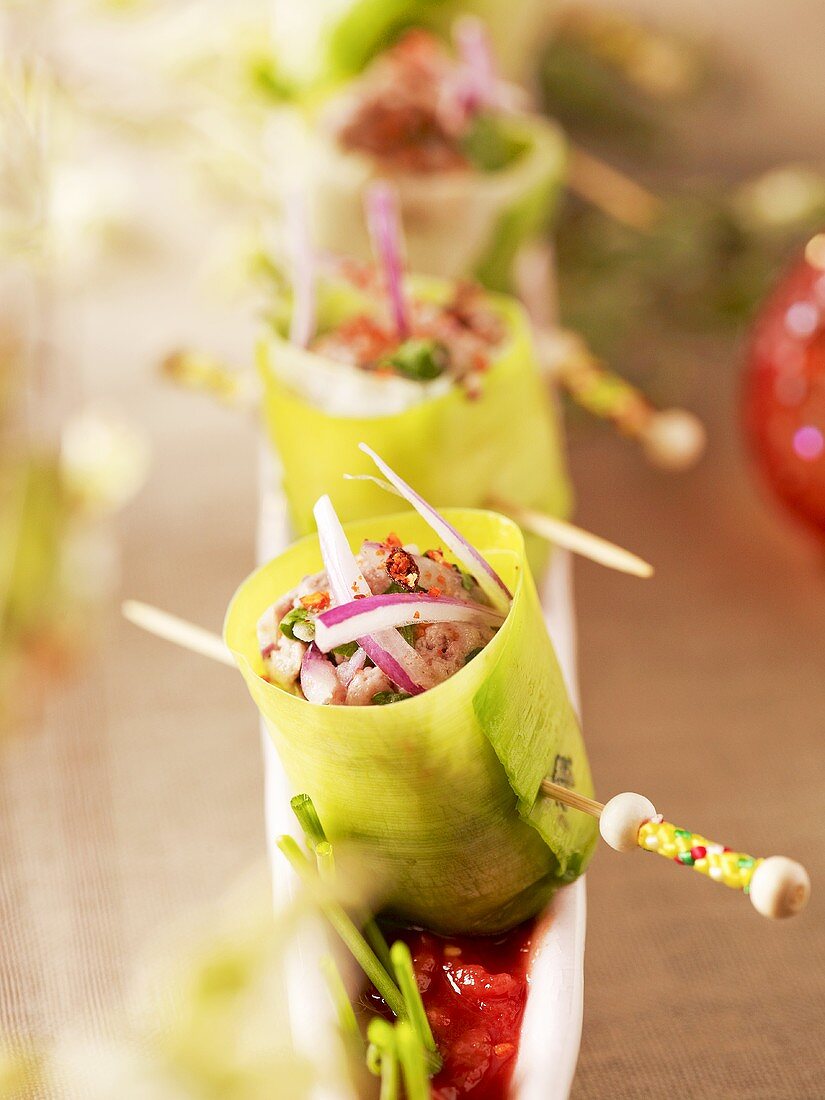 Gefüllte Lauchröllchen auf Tomatensauce