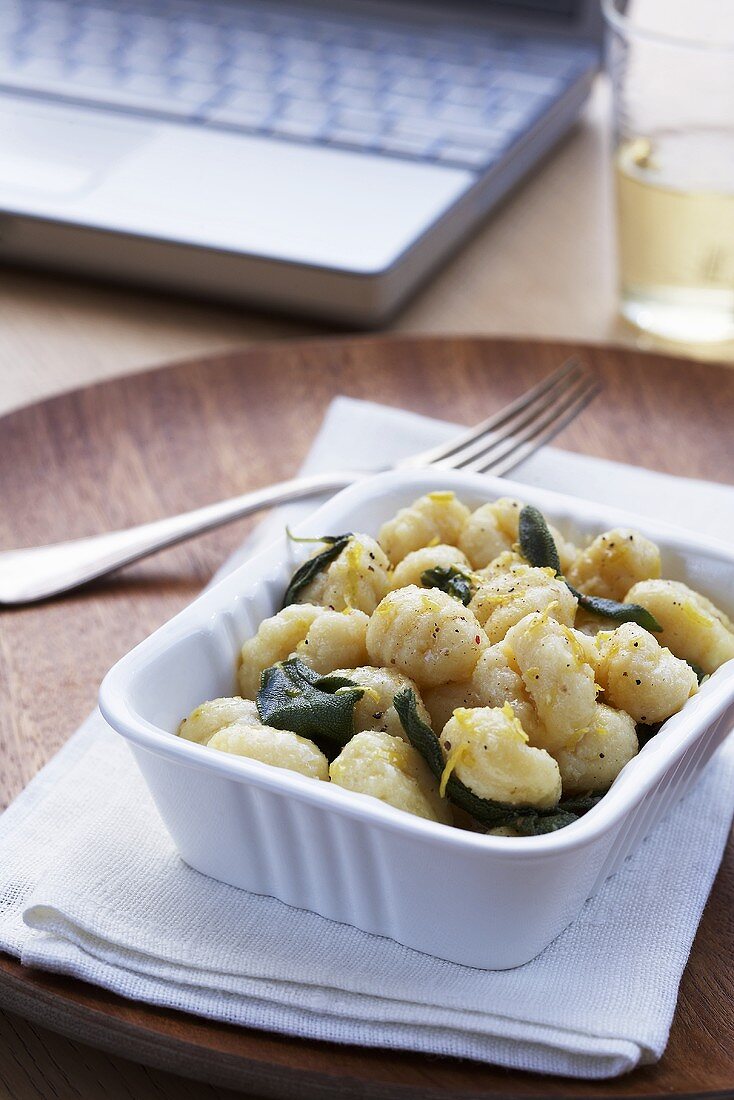 Gnocchi mit Zitronenzesten und Salbei