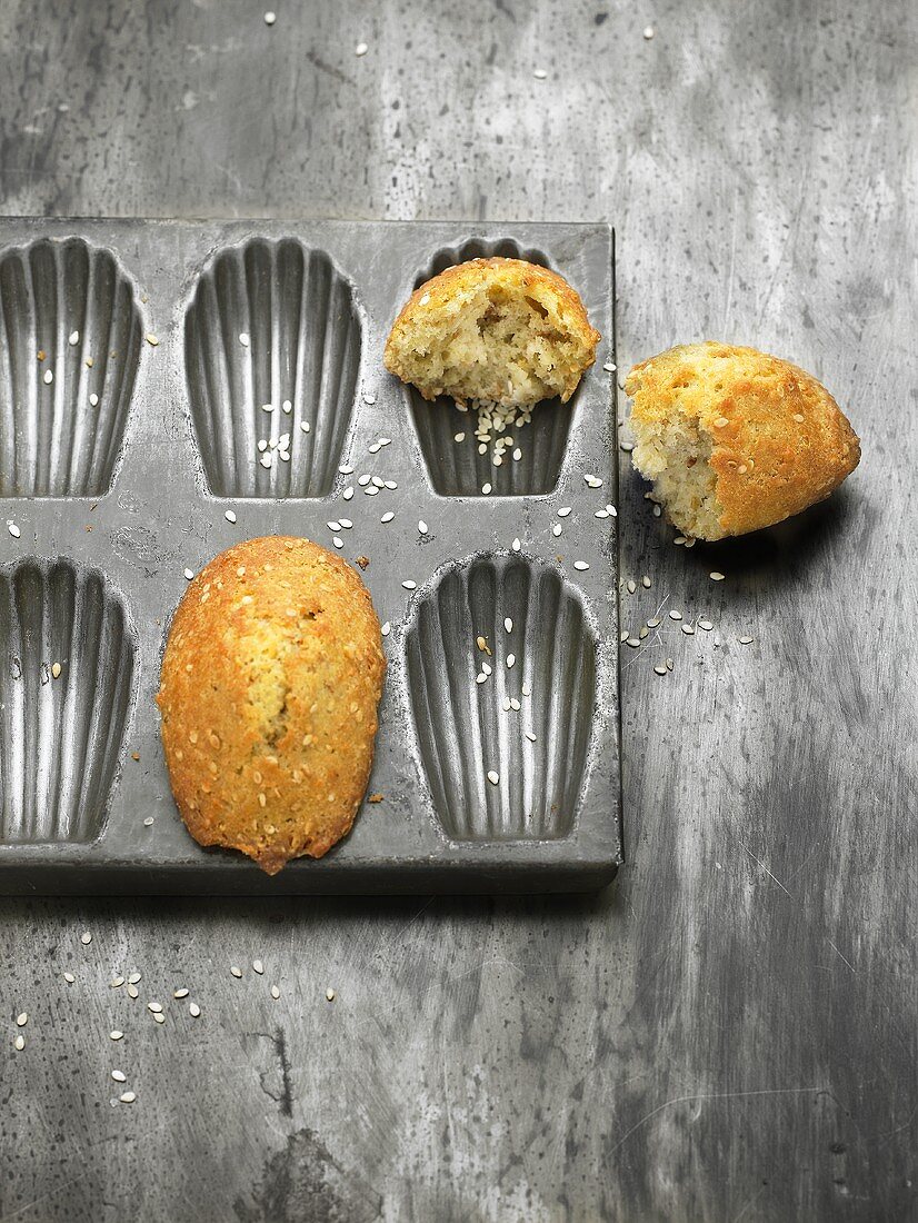 Madeleines with sesame seeds