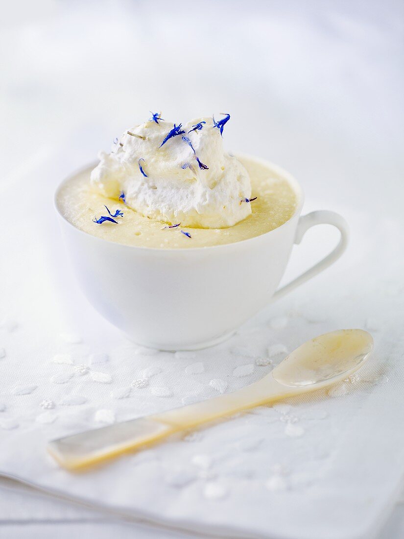 Weisses Schokoladenmousse mit Sahne