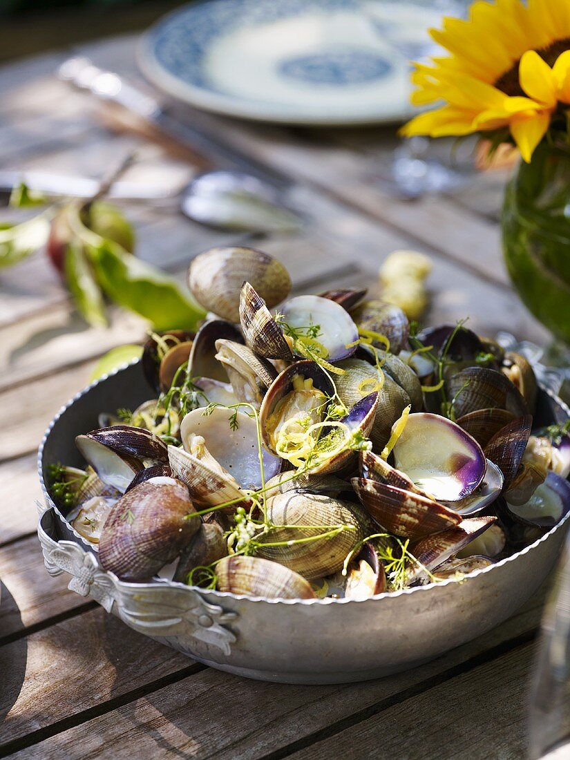 Cooked clams with herbs