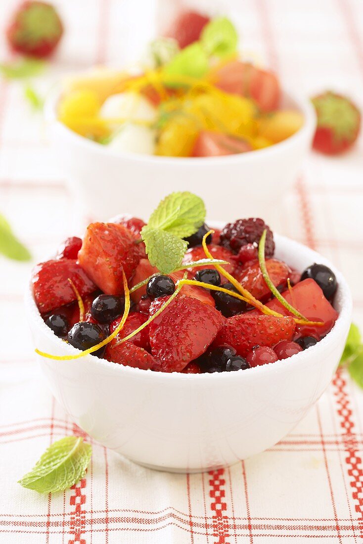 Marinierte Beeren und Melonen-Orangen-Salat