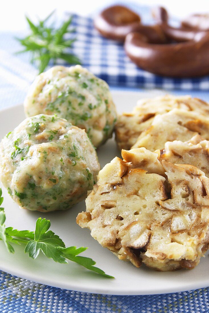 Brezenknödel und Semmelknödel