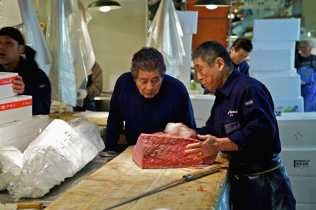 Arbeiter verpacken Thunfisch am Tsukiji-Fischmarkt in Tokio
