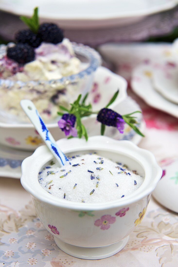 Zucker mit Lavendelblüten auf Gartentisch