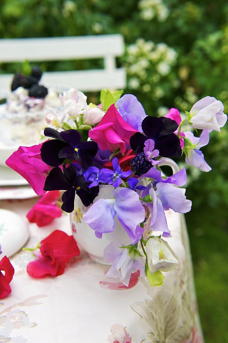 Romantischer Blumenstrauss auf Gartentisch