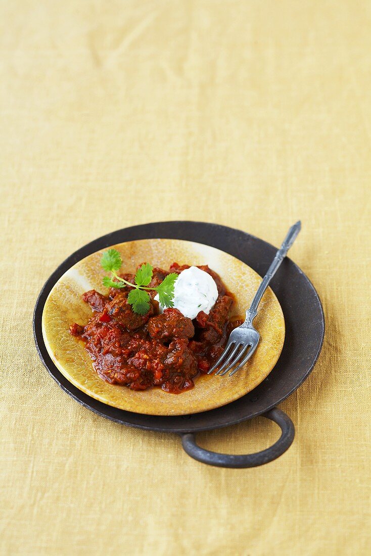 Beef curry with chilli and tomatoes