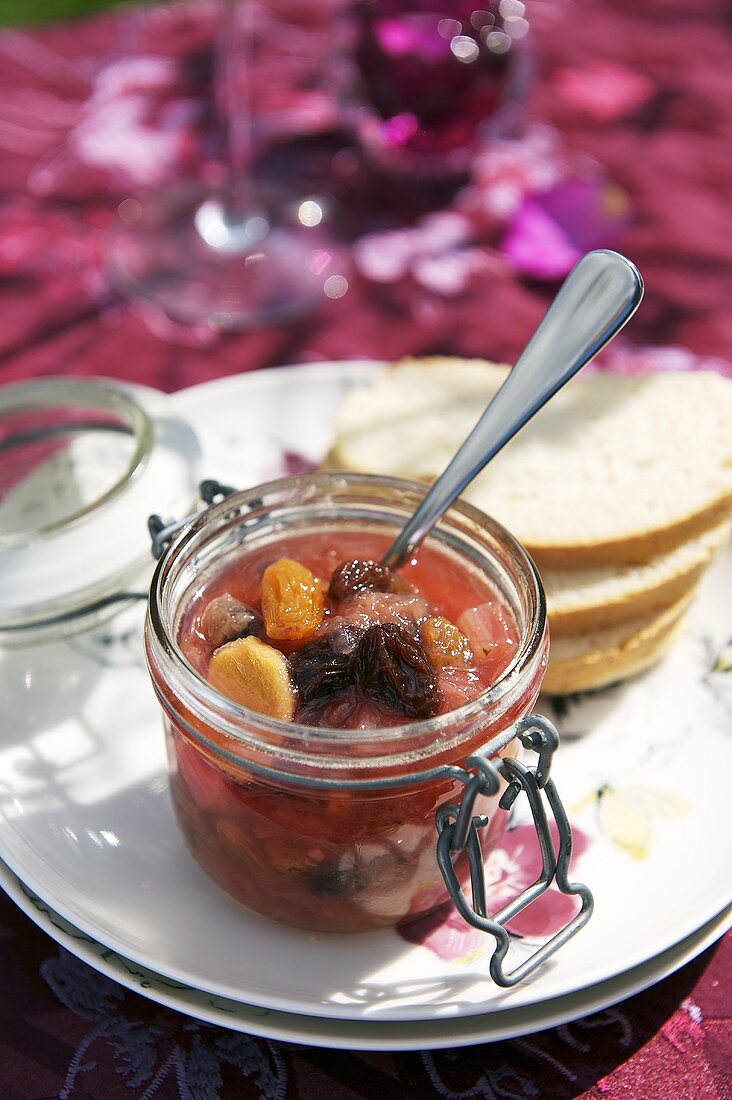 Fruchtiges Rhabarberchutney im Glas