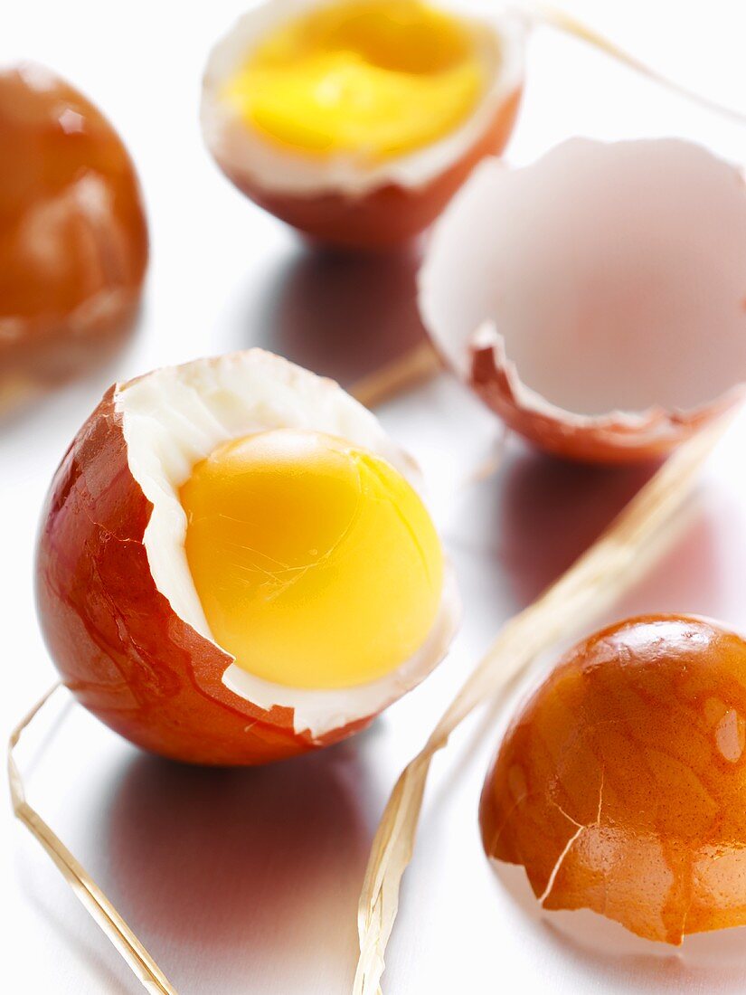 Gefärbte gekochte Eier, aufgeschlagen