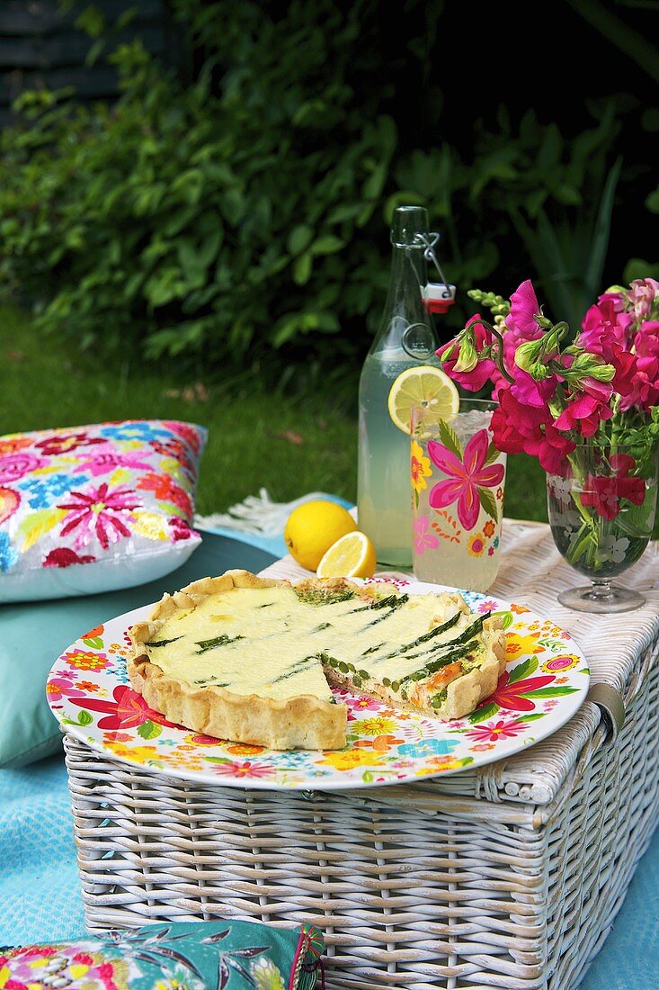 Spargel-Lachs-Tarte zum Picknick