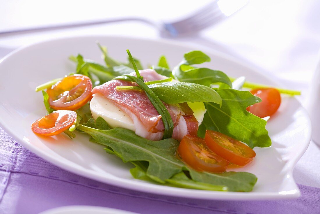 Mozzarella mit Parmaschinken, Tomaten, Basilikum und Rucola