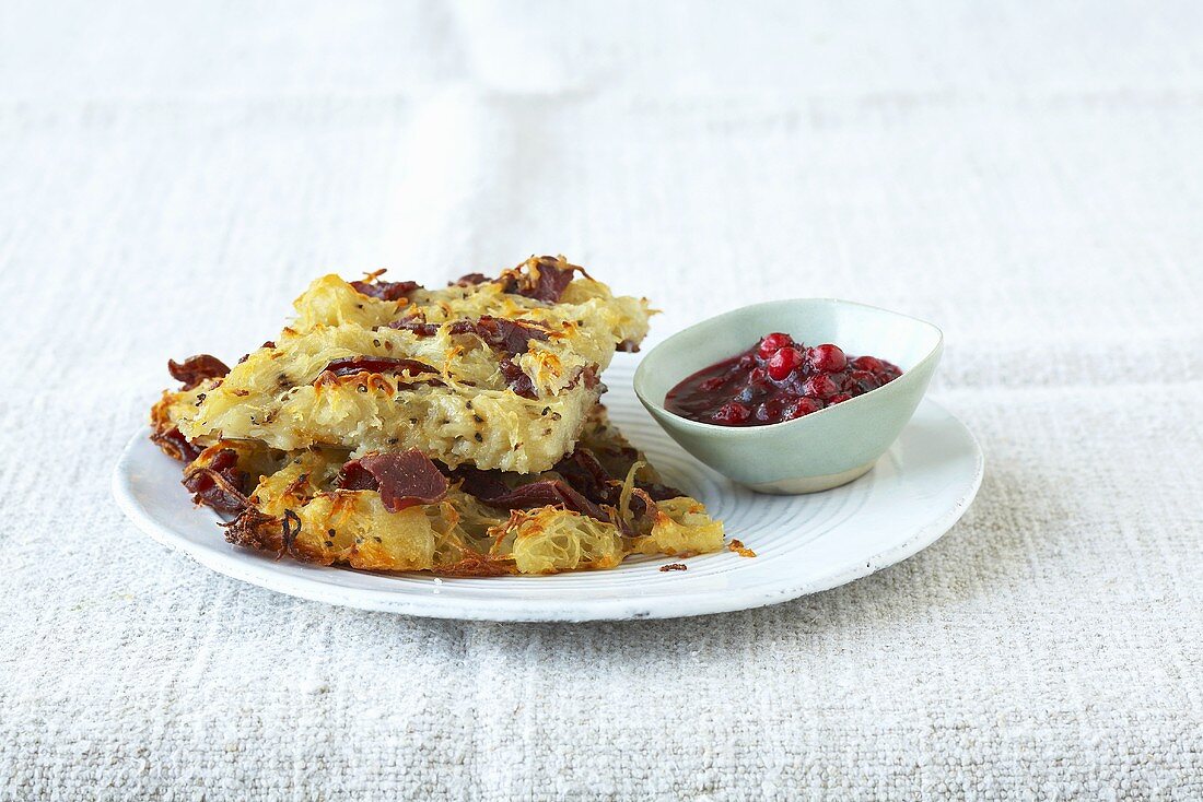 Potato crust with Bündnerfleisch (air-dried meat), cranberry compote