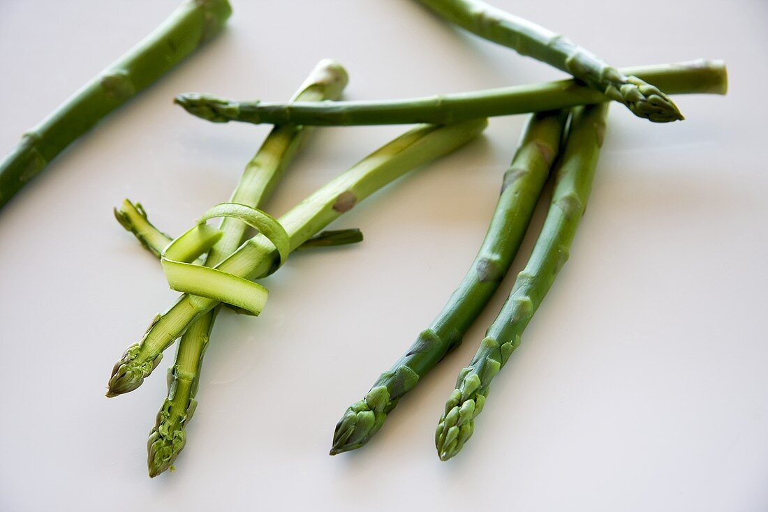 Grüner Spargel, teilweise geschält